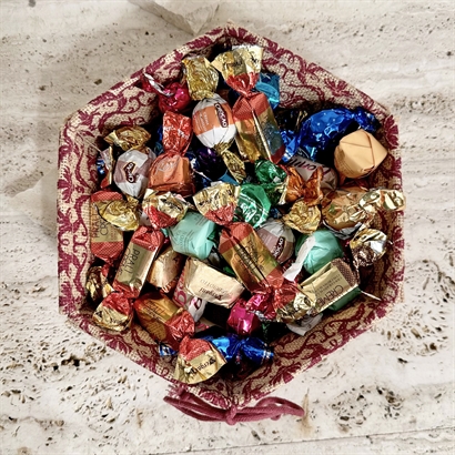 Julekurv i sisal & 600 gram luksus chokoladeblanding